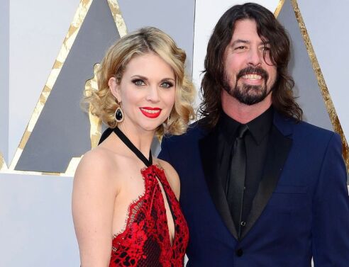 Ντέιβ Γκρολ: Ο frontman των Foo Fighters δηλώνει ότι απέκτησε παιδί εκτός γάμου - Ζητά τη συγχώρεση της οικογένειάς του.
