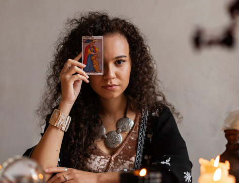 Μπορούν τα tarot του Tik Tok να θεραπεύσουν την πληγωμένη σου καρδιά;