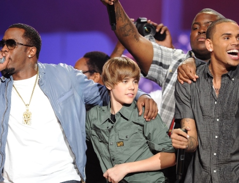 Για πρώτη φορά επώνυμη καταγγελία για σεξουαλικές επιθέσεις σε Τζάστιν Μπιμπερ και Usher 