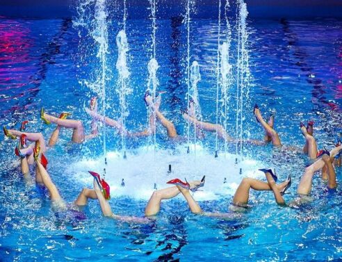 Το show συγχρονισμένης κολύμβησης του Christian Louboutin
