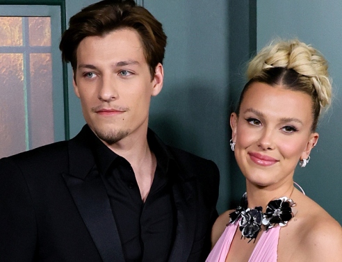 Οι πρώτες φωτογραφίες από τον γάμο Μίλι Μπόμπι Μπράουν και Τζέικ Μποντζόβι 4 μήνες μετά 