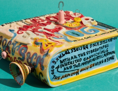 The Solid Book:  Η νέα συλλογή κεραμικών της Λεώνης Γιαγδόγλου