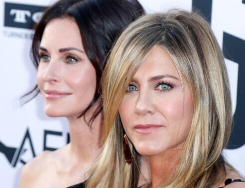 Το μυστικό της Τζένιφερ Άνιστον για να μυρίζει υπέροχα το σπίτι της, σύμφωνα με την Κόρτνεϊ Κοξ - Πώς συνδέεται με τις σταρ του «Friends» το κερί Cece