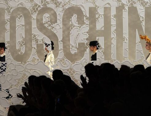 «Franco Moschino. The Visionary Genius»: Έκθεση στο Μιλάνο αφιερωμένη στη δημιουργική ιδιοφυΐα του Ιταλού σχεδιαστή που πέθανε σε ηλικία 44 ετών το 1994.