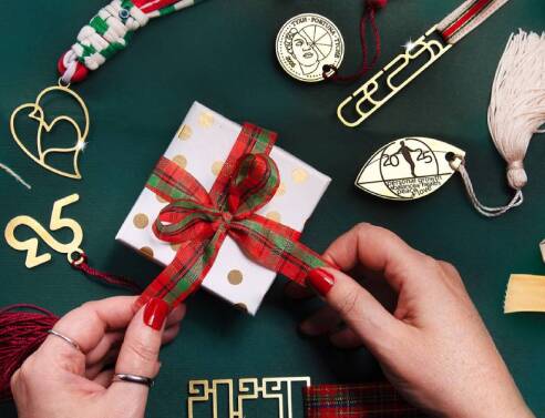 H Σταυριέλενα Δηµητρακοπούλου σχεδιάζει τα γούρια του 2025