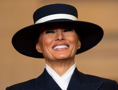 Μελάνια Τραμπ: Ένα ναυτικό παλτό κατά παραγγελία από τον Adam Lippes και ένα ασορτί καπέλο από τον Eric Javits τράβηξαν την προσοχή για το υψηλό τους κόστος