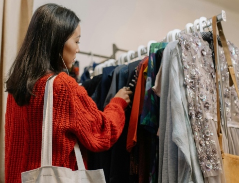 Online thrifting: Πώς να βρεις και να πουλήσεις σαν επαγγελματίας