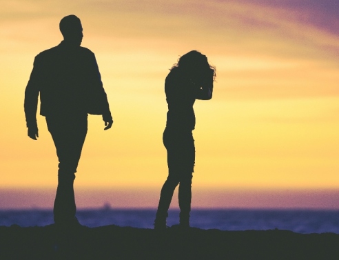 Τίτλος  Ήθελε μια συμβουλή για να καθαρίσει κάτι και ανακάλυψε ότι ο άνδρας της την απατούσε 