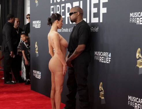 Μπιάνκα Σενσόρι: Εμφανίστηκε γυμνή στο κόκκινο χαλί των Grammy