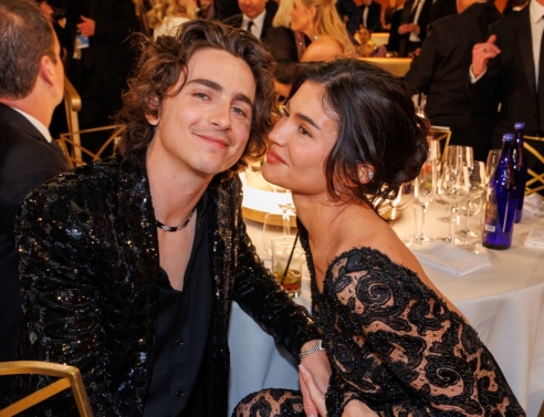 Ο Τιμοτέ Σαλαμέ και η Κάλι Τζένερ στην 81η απονομή των Χρυσών Σφαιρών που πραγματοποιήθηκε στο ξενοδοχείο Beverly Hilton στις 7 Ιανουαρίου 2024 στο Μπέβερλι Χιλς της Καλιφόρνια. 