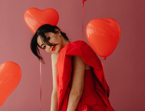 Κόκκινο φόρεμα: Τα σχέδια που ξεχωρίσαμε στην αγορά 