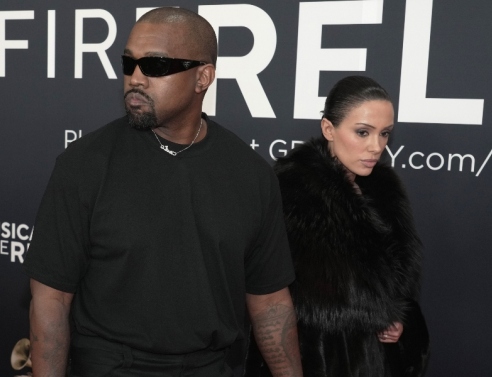 Το βλέμμα της Μπιάνκα Σενσόρι στα Grammys ίσως να μίλησε καλύτερα για όσα συνέβησαν εκεί 