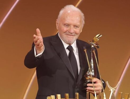 O Άντονι Χόπκινς αποκαλύπτει στην αυτοβιογραφία του τα πιο σκοτεινά σημεία της διαδρομής του