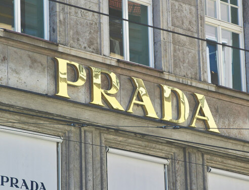 1,5 δισ. ευρώ προσφέρει ο ιταλικός οίκος Prada για την εξαγορά του εισηγμένου στο χρηματιστήριο της Νέας Υόρκης οίκου Versace.