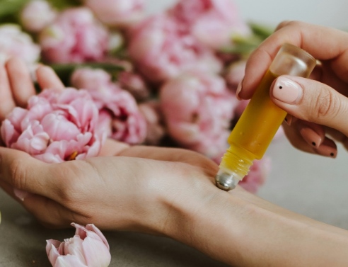 10 αρώματα που μυρίζουν υπέροχα όλη μέρα