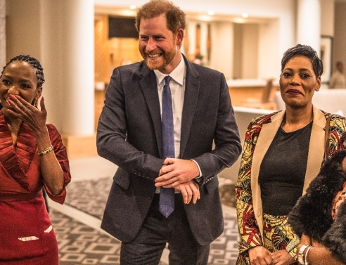 Ο πρίγκιπας Χάρι έχοντας στα αριστερά του τη Δρ Σοφι Τσαντάουκα, τη γυναίκα που πλέον τον κατηγορεί ευθέως για μισογυνισμό, ρατσισμό και κακοδιαχείριση