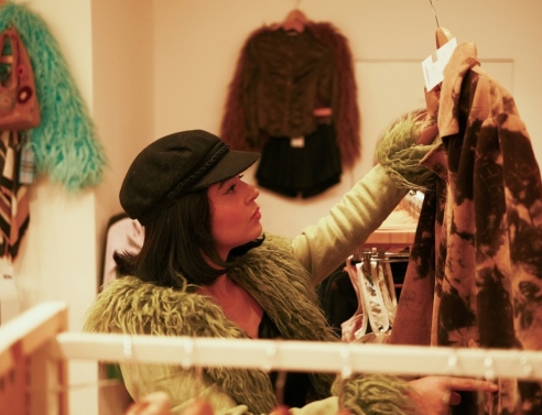 κοπέλα σε thrift shop 