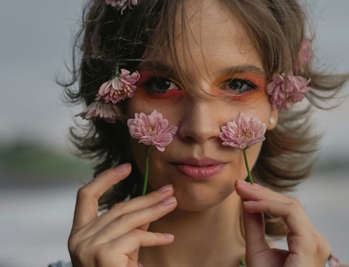 Το μακιγιάζ της άνοιξης θέλει τα χρώματα της φράουλας και άτσαλο περίγραμμα