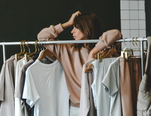 κρεμάστρα με ρούχα 