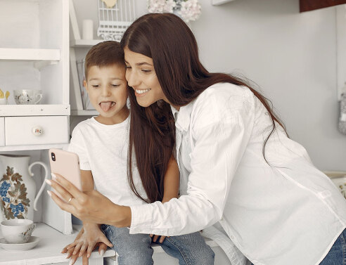 Από πότε η μαμαδοσύνη κρίνεται στα σόσιαλ;