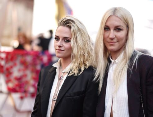 Η Κρίστεν Στιούαρτ παντρεύτηκε την αρραβωνιαστικιά της Ντίλαν Μέγερ σε κλειστή τελετή στο Λος Άντζελες - Το ζευγάρι ξεκίνησε να βγαίνει το 2019