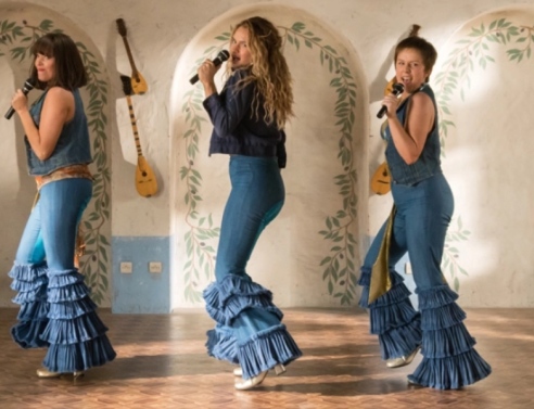 6 κομμάτια για να ντυθείς σαν να παίζεις στο Mamma Mia αυτό το καλοκαίρι