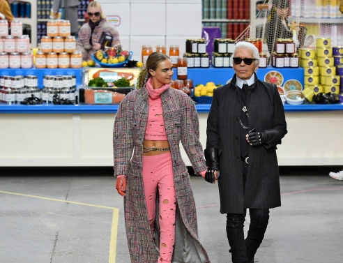 Η Cara Delevingne και ο Karl Lagerfeld 