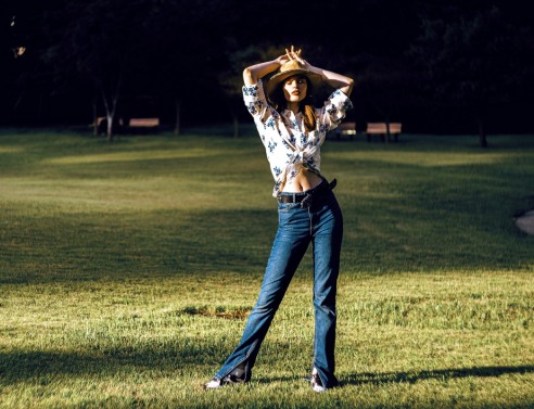 Παντελόνια καμπάνα: Τα σχέδια που ξεχωρίσαμε στην αγορά