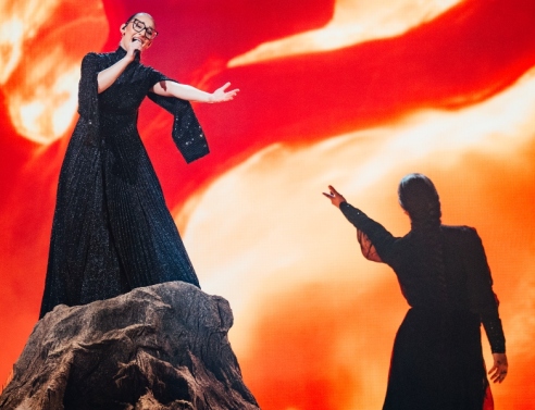 Klavdia με φόρεμα Deux Hommes 