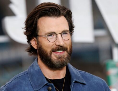 Κρις Έβανς: Απουσίασε από την πρεμιέρα των Καννών για τα 70ά γενέθλια της μητέρας του - Πρωταγωνιστεί στη νέα ταινία Honey Don’t! του Ίθαν Κοέν.