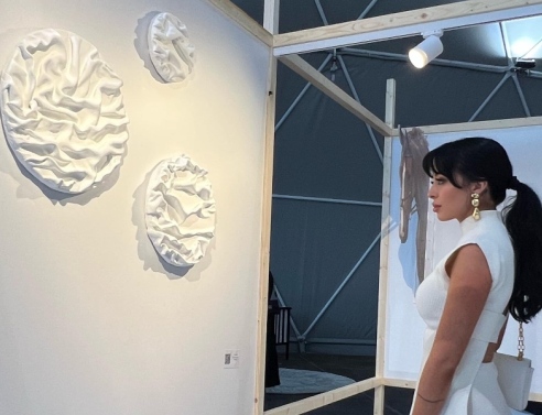  Η Paris Vivianne Panigiris σμιλεύει κύματα και αναμνήσεις