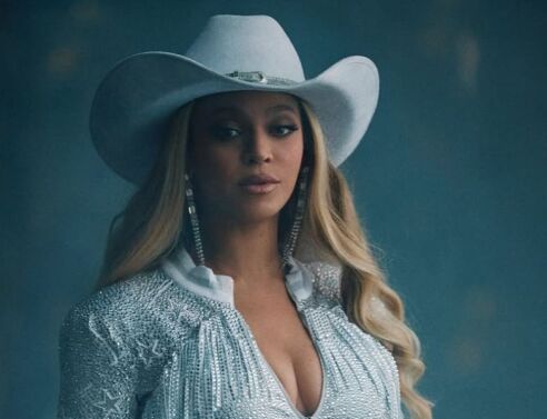 Η Μπιγιονσέ ευχήθηκε από σκηνής στα δίδυμά της, Ρούμι και Σερ, για τα γενέθλιά τους, χαρίζοντας στο κοινό του Λονδίνου μια τρυφερή στιγμή.