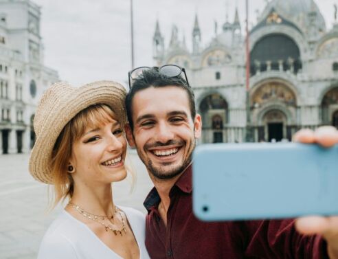 Γιατί ντυνόμαστε σαν άλλοι άνθρωποι στις διακοπές - Το Instagram effect που επηρεάζει τις επιλογές μας