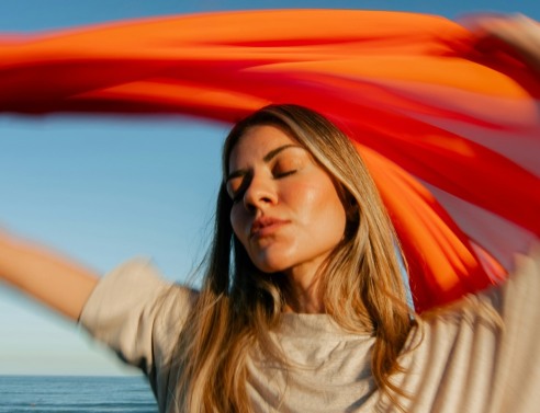 κοπέλα με ξανθά μαλλια στην παραλία 