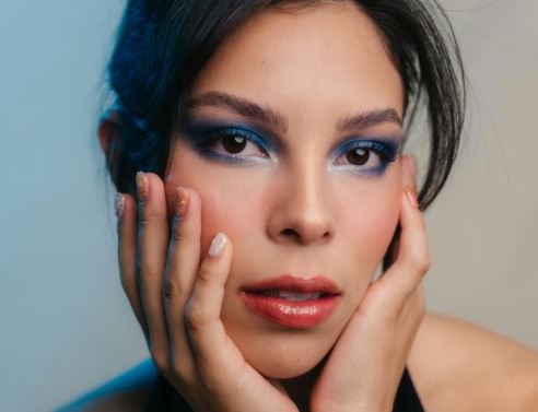 κοπέλα με ροζ κραγιόν και μπλε σκιά