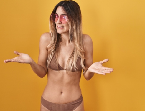 Κοπέλα δοκιμάζει μαγιό 