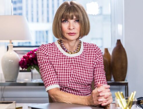 Άννα Γουίντουρ: H ιστορία της «σιδηράς κυρίας» της μόδας που άλλαξε για πάντα τη Vogue