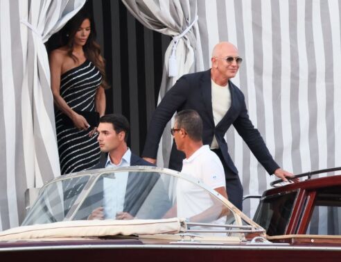 Γάμος μετ' εμποδίων για Μπέζος και Σάντσεζ: Οι καλεσμένοι έφυγαν τρέχοντας από το λαμπερό πάρτι τους λόγω καταιγίδας