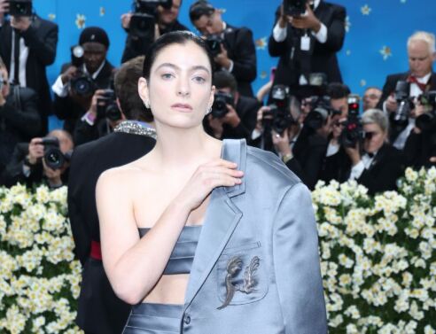 Lorde: Το νέο άλμπουμ Virgin της διάσημης τραγουδίστριας περιλαμβάνει NSFW εικόνα γεννητικών οργάνων στο βινύλιο, διχάζοντας τους θαυμαστές της.