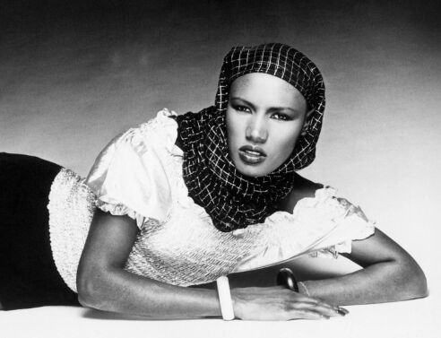 Η ιστορία της Γκρέις Τζόουνς: Ένα τοτέμ της μόδας και της μουσικής έρχεται στην Ελλάδα