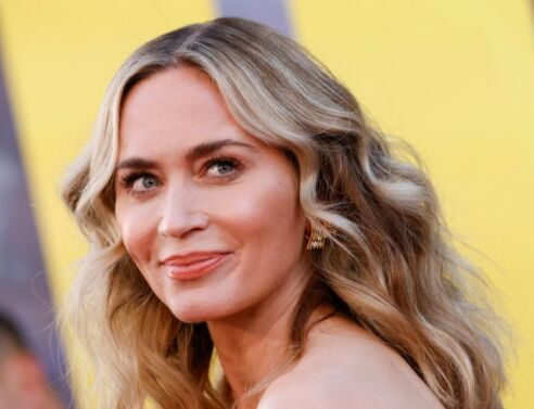 Η Έμιλι Μπλαντ αποκάλυψε ότι σε μία σκηνή φιλιού ένιωσε ναυτία - Τι είπε για τη χημεία στην οθόνη και τις δύσκολες σκηνές με συμπρωταγωνιστές