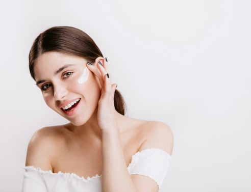 κοπέλα που βάζει ενυδατική