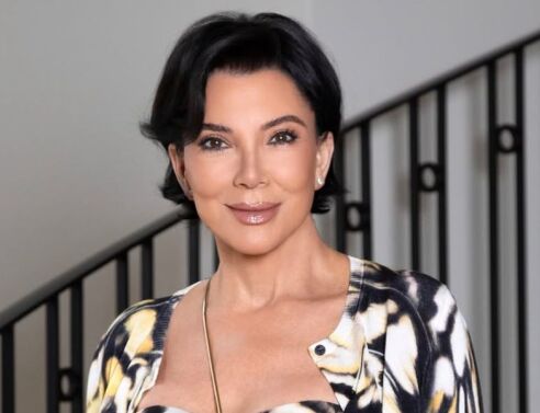 Η Κρις Τζένερ ανέβασε φωτό με πέδιλα και οι fans παρατήρησαν κάτι περίεργο στο αριστερό της πόδι - Το φημολογούμενο «έκτο δάχτυλο» των Καρντάσιαν επιστρέφει.