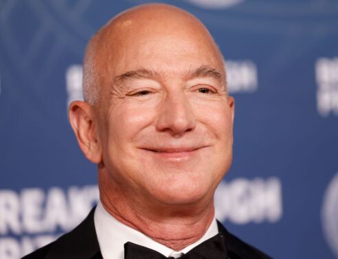 Ο Τζεφ Μπέζος αποκάλυψε γιατί στέλνει email με «;» σε στελέχη της εταιρίας του - Ο δισεκατομμυριούχος ιδρυτής της Amazon εξηγεί τη μέθοδο που χρησιμοποιεί.