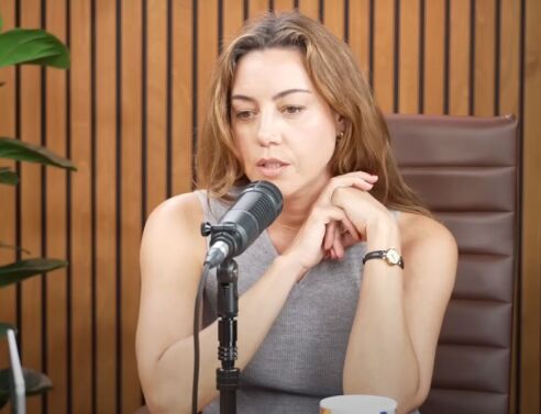 Η Όμπρεϊ Πλάζα μιλά για το πένθος της, μετά τον θάνατο του συζύγου της Τζεφ Μπέινα, περιγράφοντας τη θλίψη ως «ωκεανό φρίκης» που την ακολουθεί.