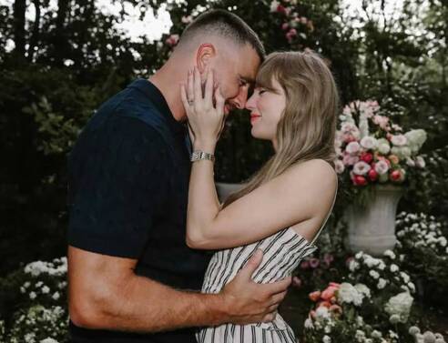 Η Τέιλορ Σουίφτ και ο Τράβις Κέλσι αρραβωνιάστηκαν