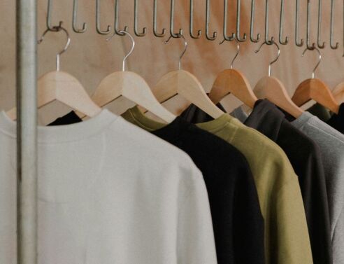 Θεσσαλονίκη: Κατασχέθηκαν 4.202 απομιμητικά ρούχα με πλαστά σήματα - Συνελήφθησαν δύο άτομα, πρόστιμο 30.000 ευρώ.