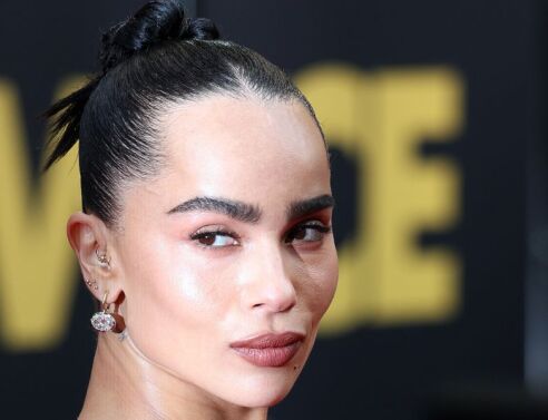 Η Ζόι Κράβιτς χαρακτήρισε το Friends «γεμάτο ομοφοβικά αστεία», ενισχύοντας την κριτική για τη στάση της σειράς απέναντι στη ΛΟΑΤΚΙ+ κοινότητα