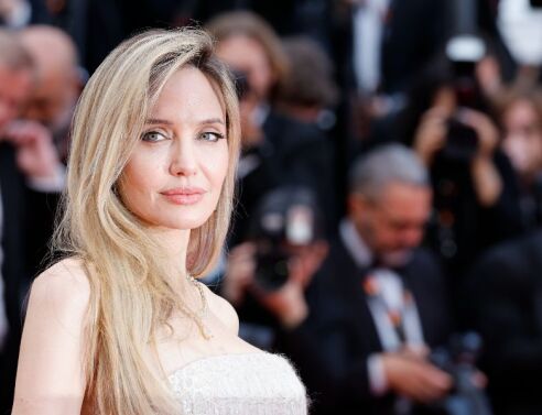 Εντυπωσιακή αλλαγή για την Αντζελίνα Τζολί: Εμφανίστηκε με ξανθό καρέ στο Λονδίνο