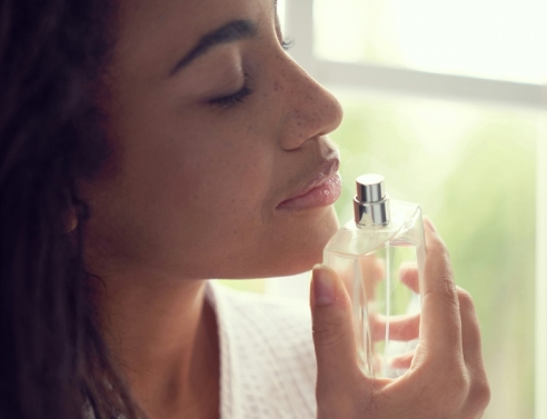 Γυναίκα βάζει άρωμα